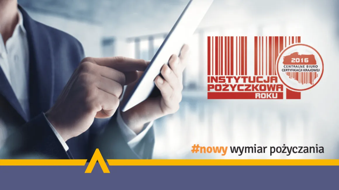 mężczyzna w ciemno niebieskim garniturze trzymający w lewej ręce tablet