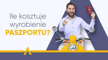 Mężczyzna trzymający paszport w lewej ręce i siedzący na żółtym skuterze, wskazujący na napis "Ile kosztuje wyrobienie paszportu?"