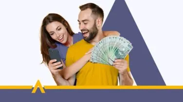 Szczęśliwa para trzymająca telefon i banknoty 100 zł