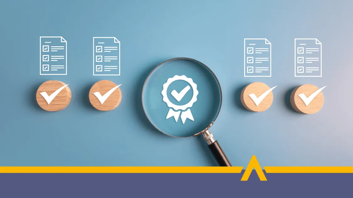 Symbol jakości pod lupą na tle ikon list kontrolnych
